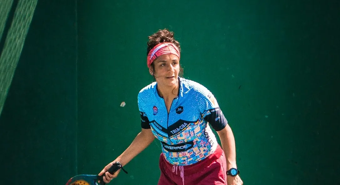 Female pickleball coach in Dallas coaching a private lesson during a game moment.